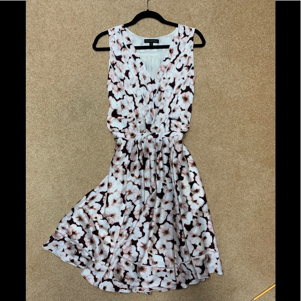 Flirty flowered dress with pockets!